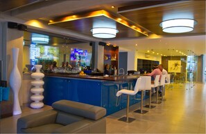 2 bars, bar en bord de piscine, bar de plage