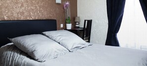 Colchones con pillow-top y caja de seguridad en la habitación 