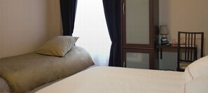 Comfort trippelrum | Bäddmadrasser, värdeförvaringsskåp på rummet, unika möbler och skrivbord