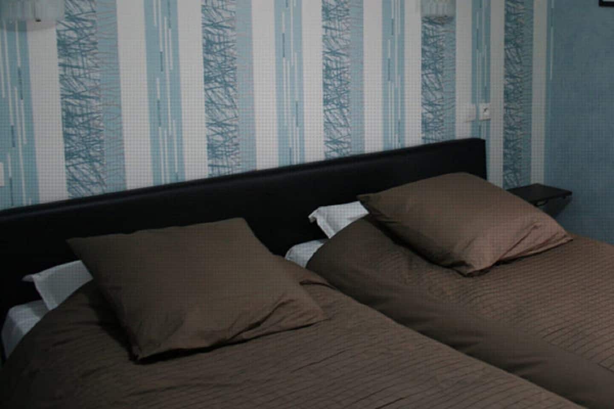 Twin kamer | Pillowtop-bedden, een kluis op de kamer, een bureau