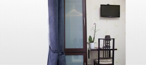 Comfort dubbelrum | Bäddmadrasser, värdeförvaringsskåp på rummet, unika möbler och skrivbord