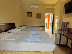 Apartamento Triplo Standard | Minibar, free cribs/infant beds, bed sheets - Porto Praia Hotel (Fortaleza)