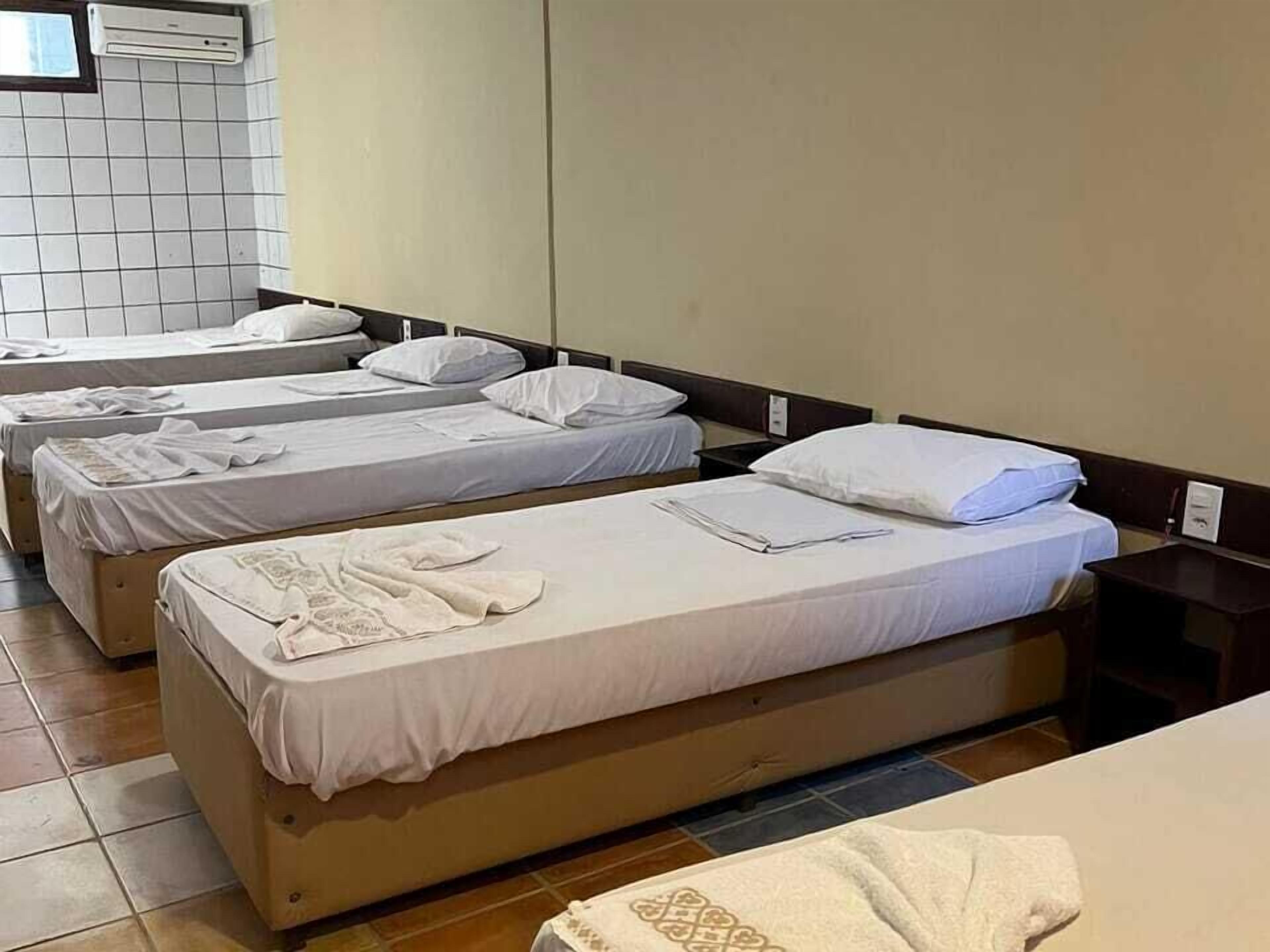 Apartamento Econômico Standard | Minibar, free cots/infant beds, bed sheets