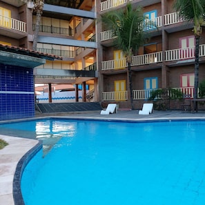 2 outdoor pools