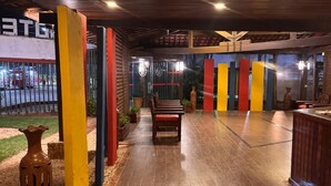 An indoor area with a wooden floor, benches, and colorful vertical elements. - Porto Praia Hotel (Fortaleza)