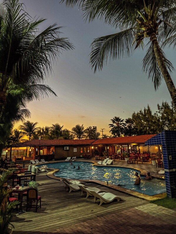 2 outdoor pools