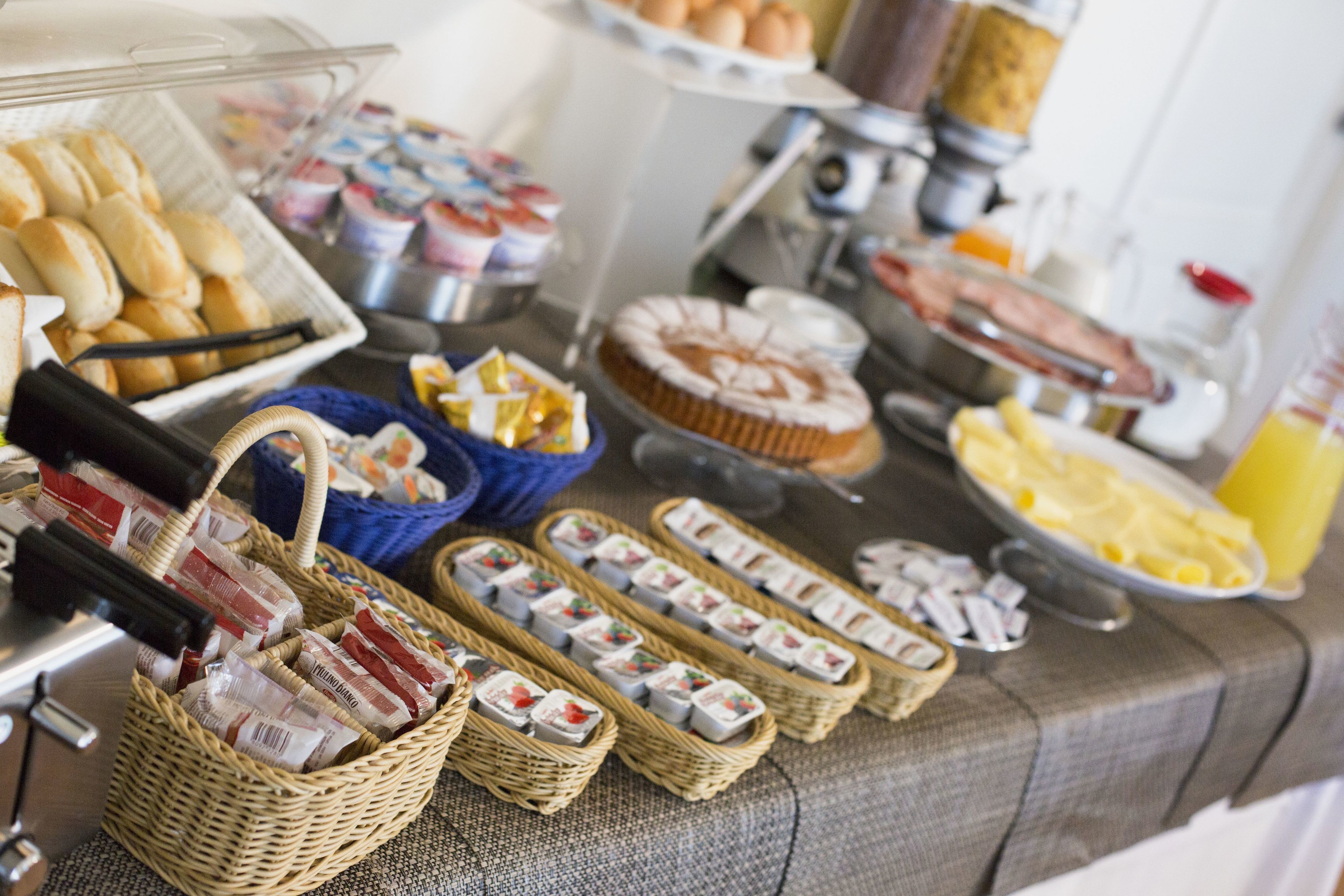 Tägliches inbegriffenes kontinentales Frühstück
