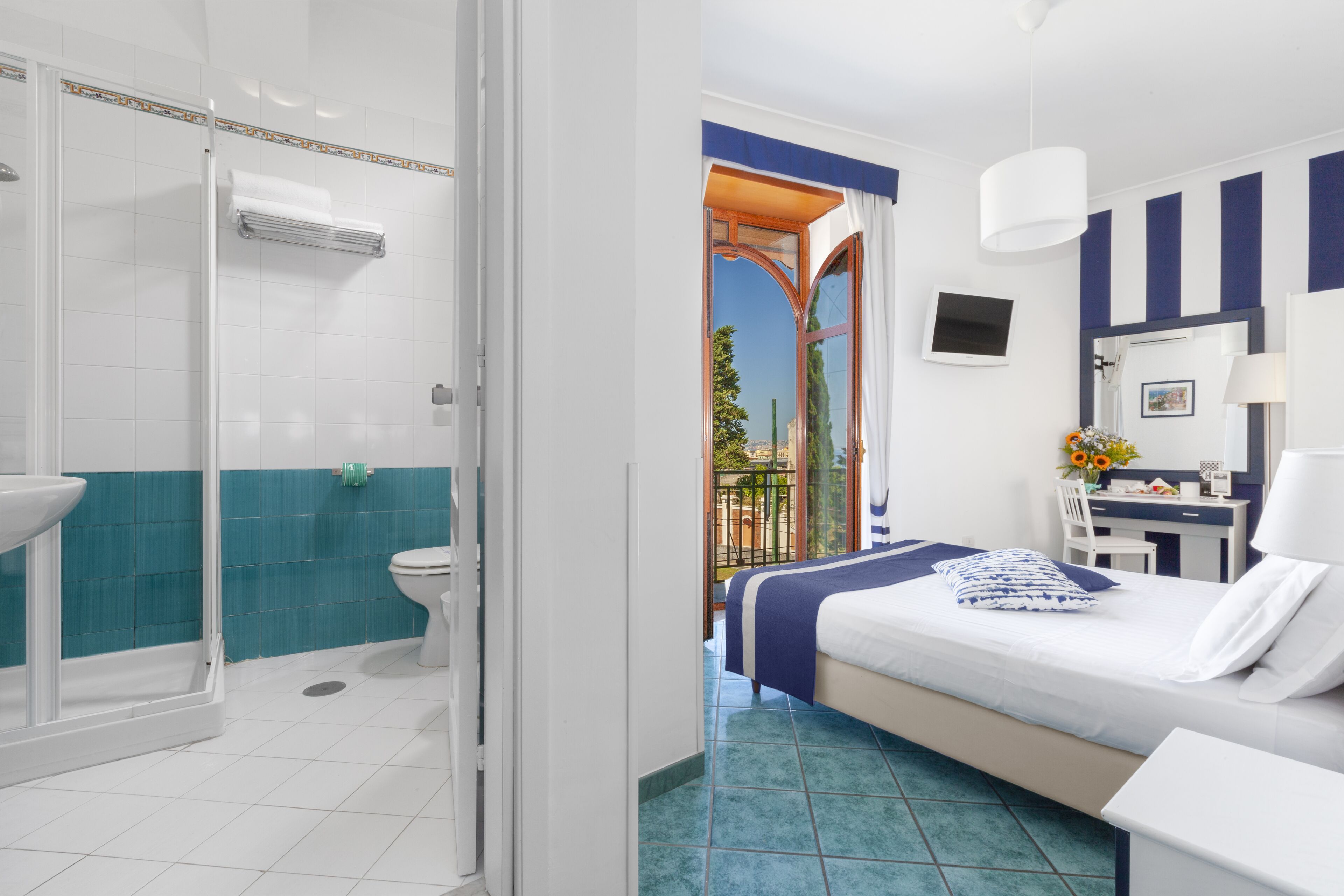 1 bedroom, premium bedding, down duvets, minibar