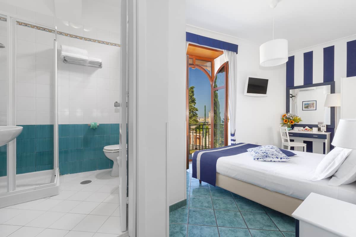 1 bedroom, premium bedding, down duvets, minibar