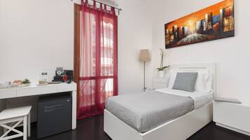 Una camera da letto moderna con un letto bianco, una scrivania, una piccola sedia bianca, una tenda rossa e un quadro appeso al muro.