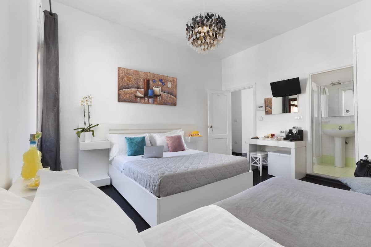 Standaard driepersoonskamer | Luxe beddengoed, donzen dekbedden, een minibar, een kluis op de kamer