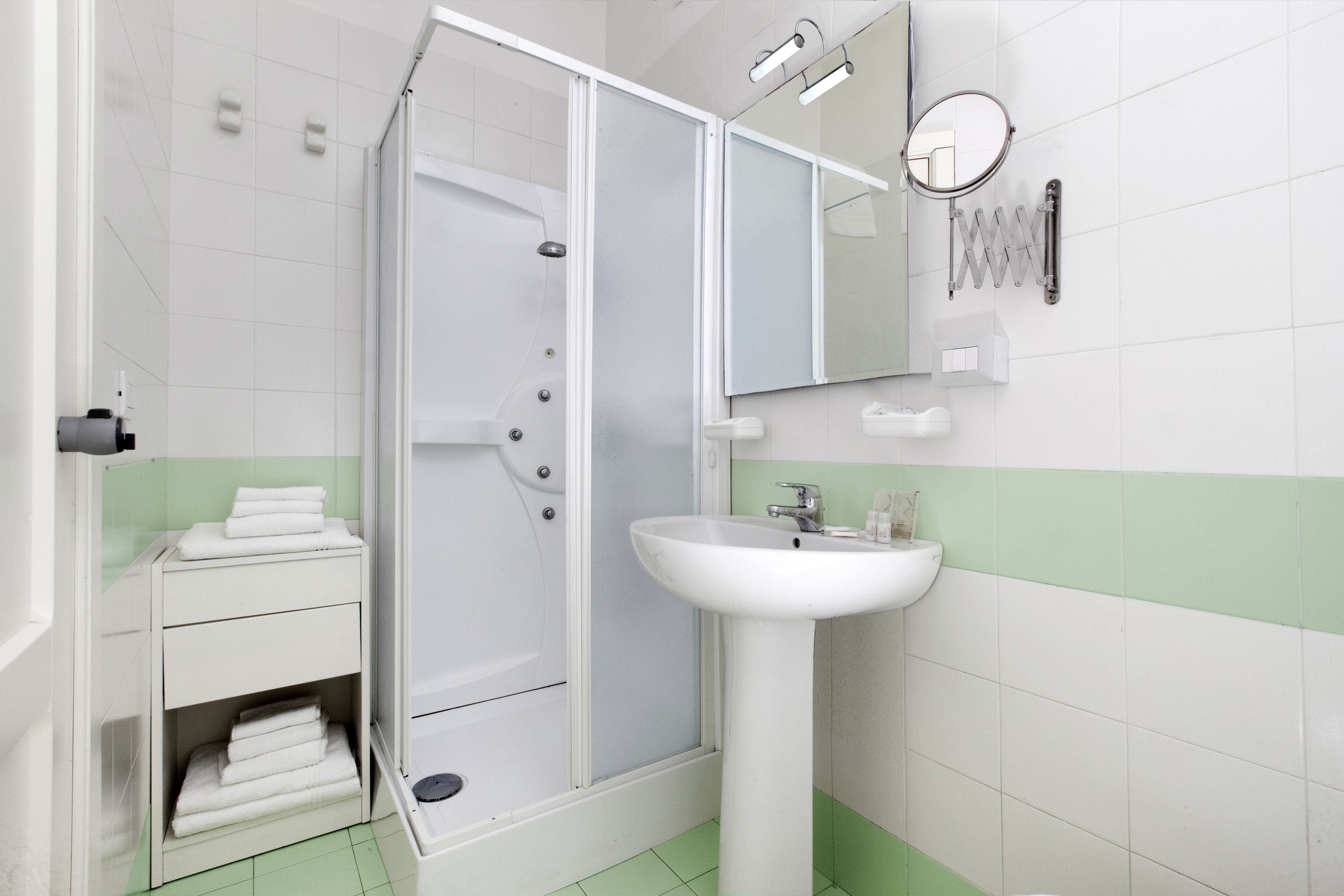 standard triple room | bathroom | free toiletries, hair dryer, bidet, towels