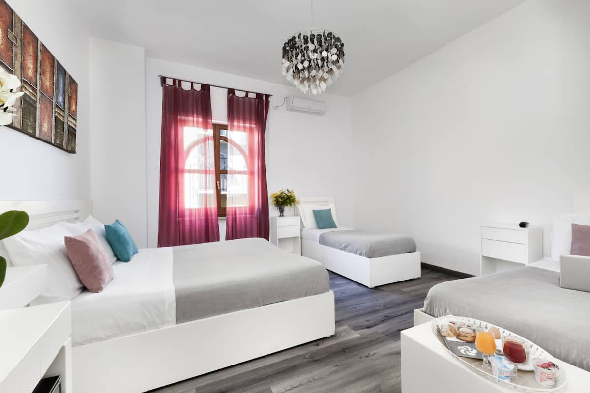 Standaard vierpersoonskamer | Luxe beddengoed, donzen dekbedden, een minibar, een kluis op de kamer