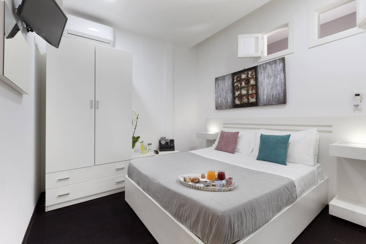 Premium bedding, down duvets, minibar, in-room safe