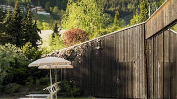 Piscina interna, piscina externa, funciona das 6h às 23h, guarda-sóis