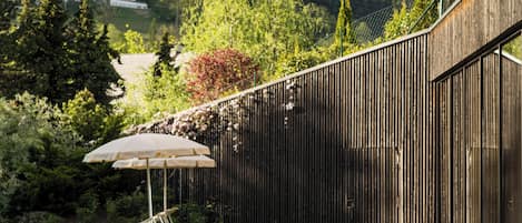 Innenpool, AuĂenpool, Sonnenschirme, LiegestĂŒhle