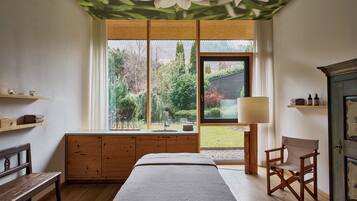 Salas de tratamiento para parejas, un sauna, una bañera de hidromasaje