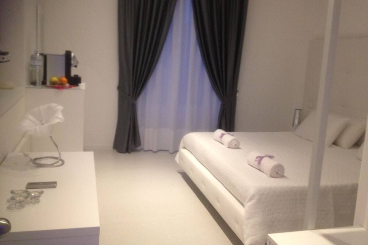 Egyptian cotton sheets, premium bedding, pillowtop beds, minibar