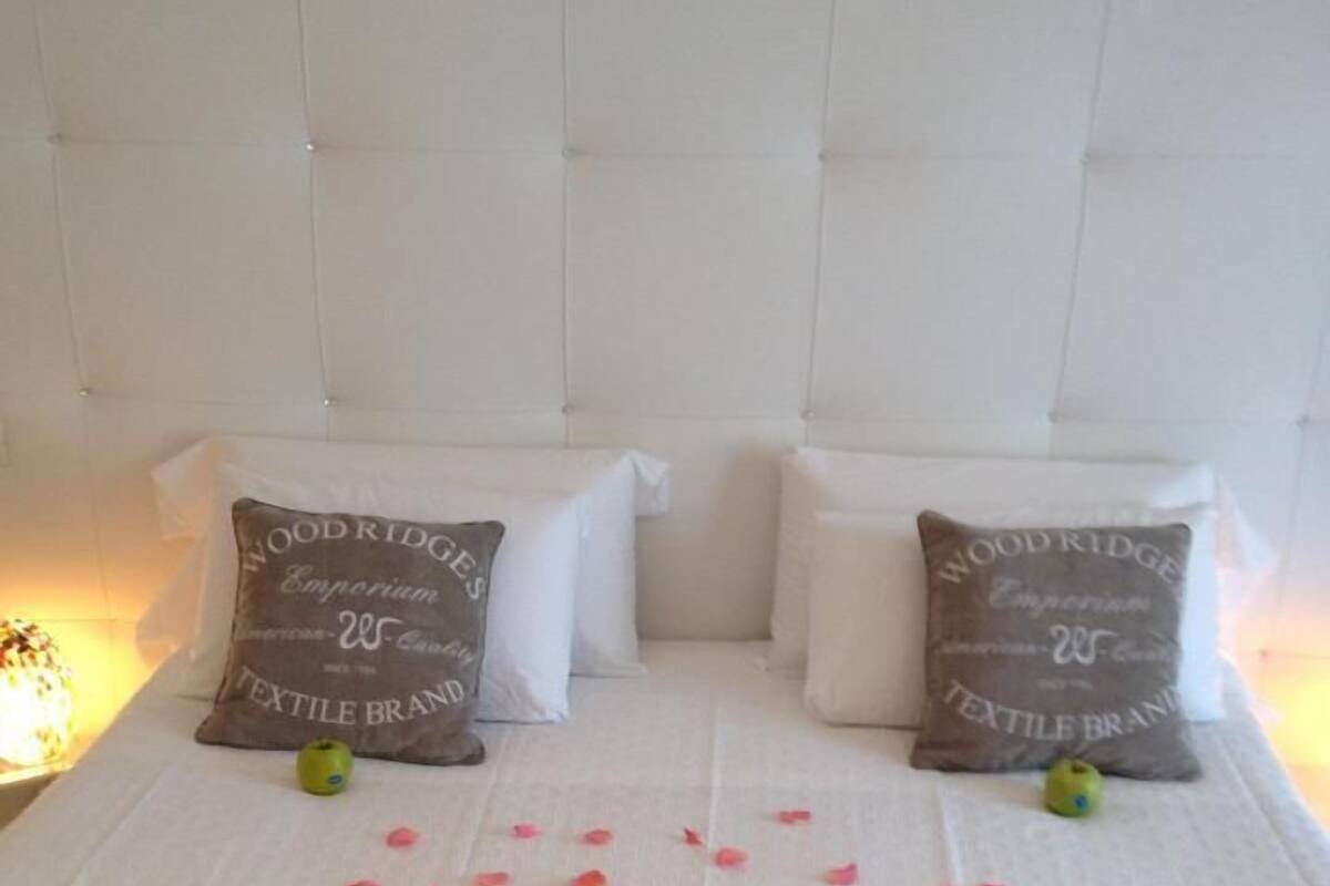 Egyptian cotton sheets, premium bedding, pillowtop beds, minibar