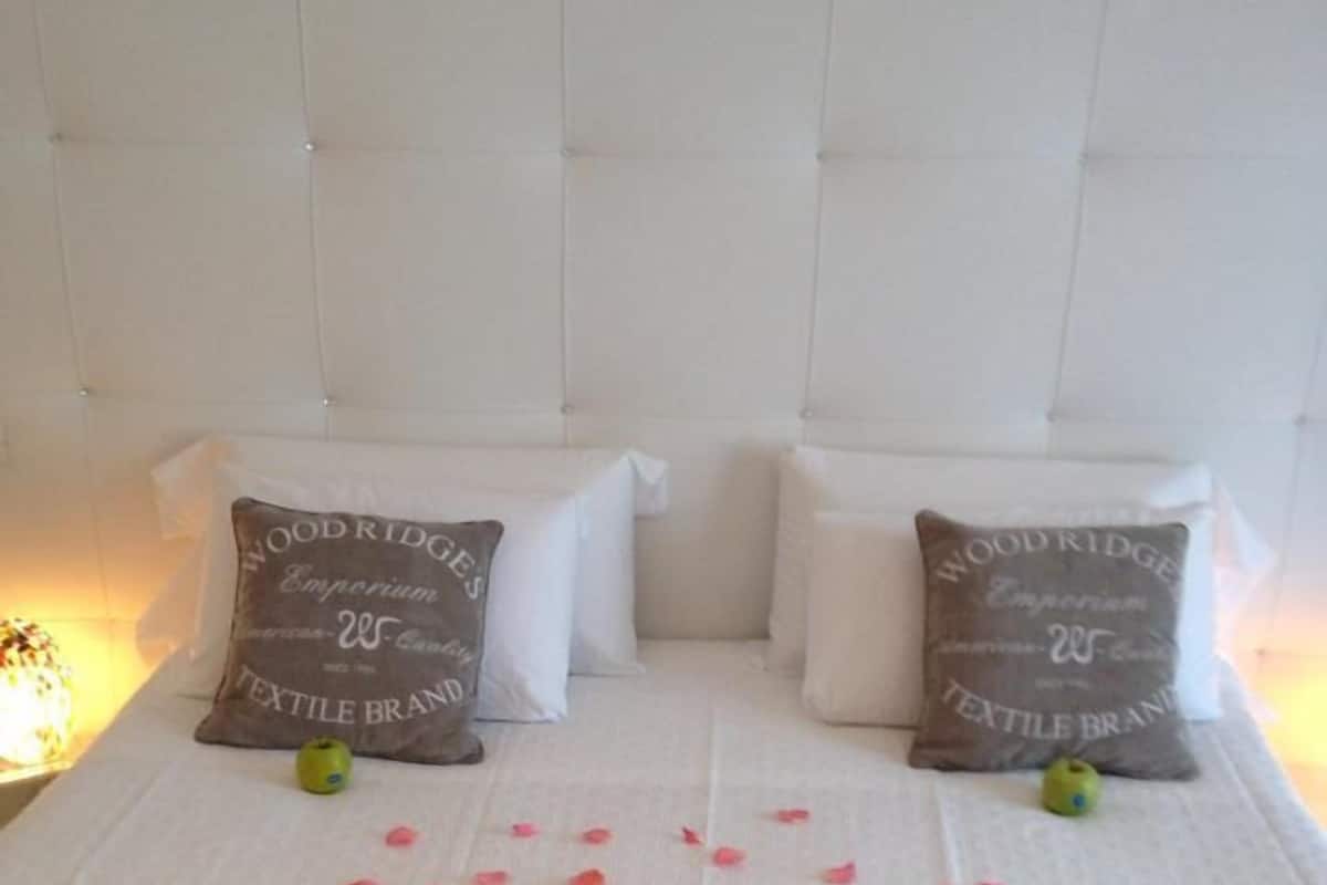 Egyptian cotton sheets, premium bedding, pillow-top beds, minibar