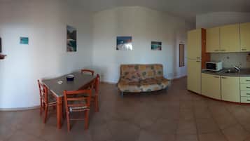 Departamento, 1 habitación, vista al mar (for 4 people) | Área de sala de estar | Televisión de pantalla plana de 28 pulgadas con canales digitales