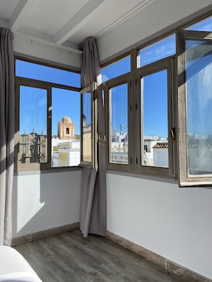 Quarto standard, 1 cama de casal | Vista do quarto