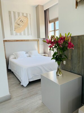 Suíte júnior, terraço | Edredons de pluma, camas com colchões pillow-top, cofres nos quartos