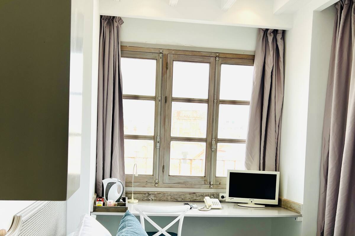 Single Room | Down duvets, pillow-top beds, in-room safe, desk
