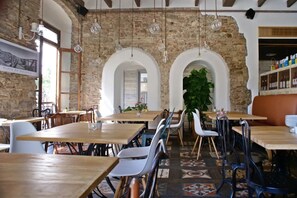 Café da manhã, almoço e jantar; culinária mediterrânea 