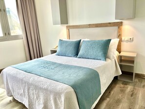 Quarto standard, 1 cama de casal | Edredons de pluma, camas com colchões pillow-top, cofres nos quartos