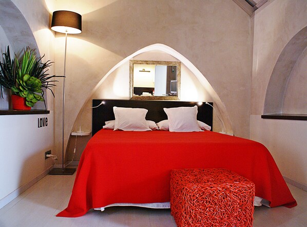 Superior Double Room, Balcony | Peralatan tempat tidur hipoalergenik, gebar bulu kapas, busa memori 