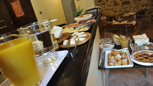 Um buffet de café da manhã com diversos alimentos e bebidas.