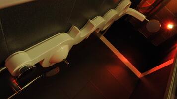 Doccia, soffione a pioggia, asciugacapelli, accappatoio