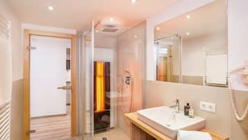 Appartement, 1 Schlafzimmer, Küche, Bergblick, Balkon, 50,00 EUR Endreinigung exklusive (Top 3) | Badezimmer | Dusche, kostenlose Toilettenartikel, Haartrockner, Bademäntel