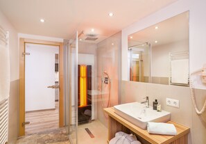 Apartment, 1 Bedroom, Kitchen, Mountain View, Balcony, 50,00 EUR Cleaning Fee Exklusive (Top 3) | Bathroom | Shower, free toiletries, hair dryer, bathrobes