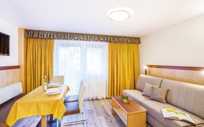 Leilighet, 1 soverom, kjøkken, fjellutsikt (Balcony, add. 50€ Cleaning Fee, Top 3) | Oppholdsrom | Flatskjerm-TV