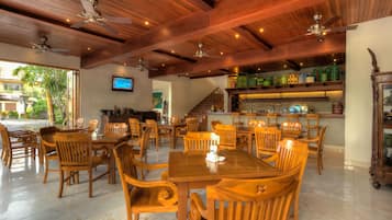 Desayuno continental diario (IDR 200000 por persona)