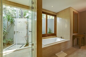 Vila, 3 quartos, piscina particular | Banheiro | Banheira e chuveiro separados, produtos de toalete grátis
