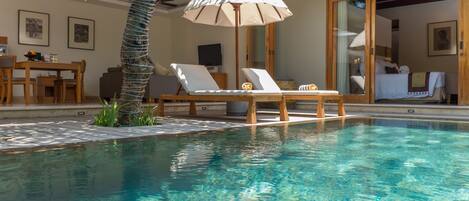 Kolam renang terbuka, payung kolam, kerusi lepak pantai