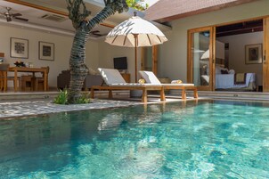 Piscina externa, guarda-sóis, espreguiçadeiras