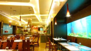 Breakfast, lunch, dinner served; international cuisine