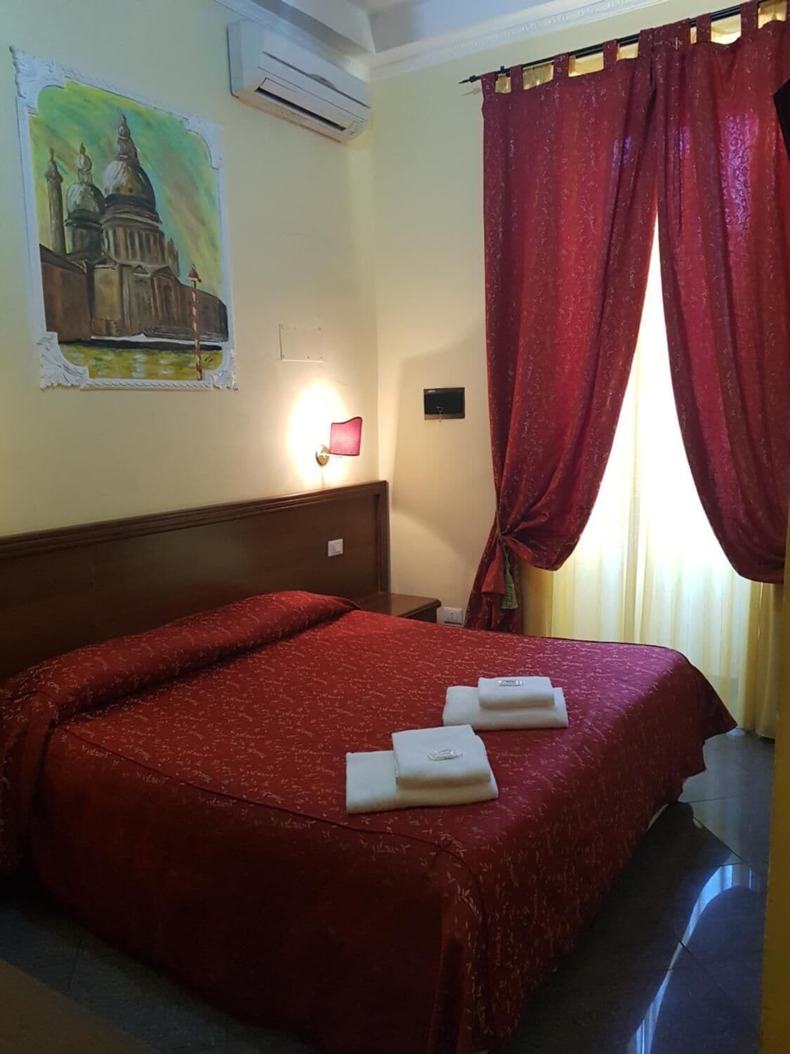 Coffres-forts dans les chambres, bureau, Wi-Fi gratuit, draps fournis