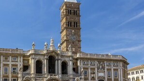 Un bâtiment historique doté d’un imposant clocher, de statues et d’une architecture de style classique.