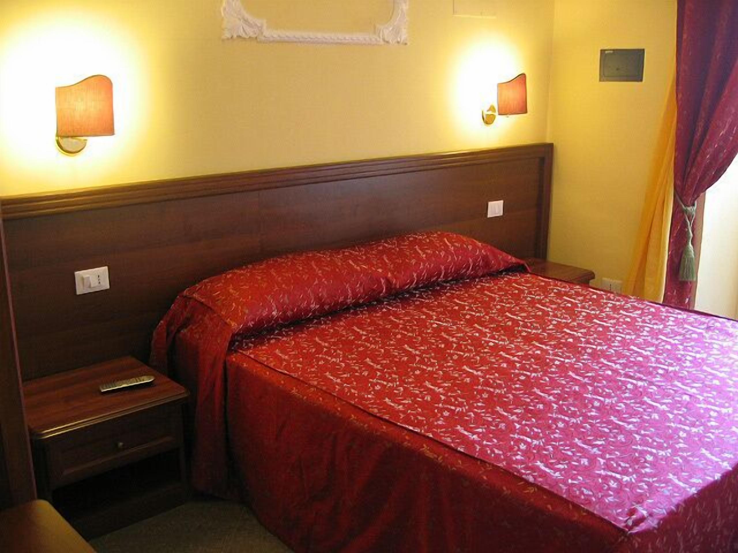 Coffres-forts dans les chambres, bureau, Wi-Fi gratuit, draps fournis