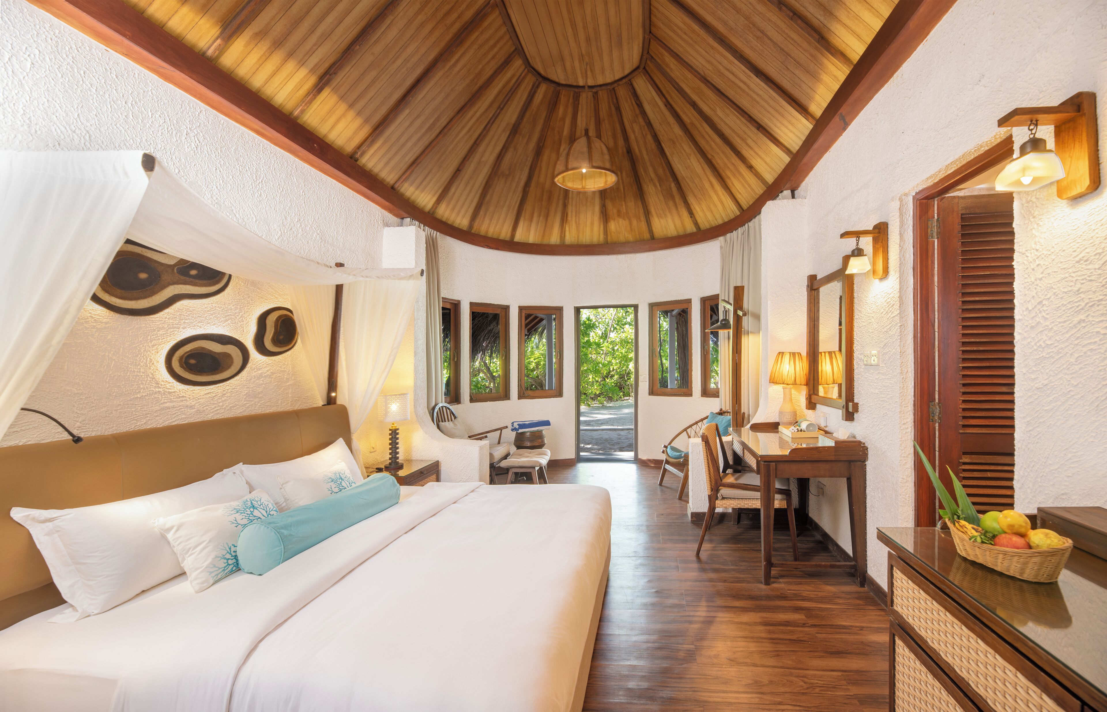 Deluxe Beach Bungalow | มินิบาร์, ตู้นิรภัยในห้องพัก, โต๊ะทำงาน, ผ้าม่านกันแสง