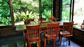 Petit déjeuner, déjeuner et dîner servis sur place, plats Cuisine thaï 