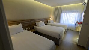 Premium bedding, desk, bed sheets - Jerusalem Metropole Hotel (Jerusalem)
