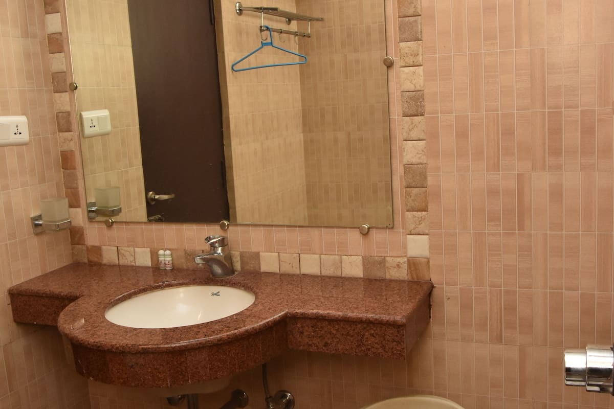 Quarto clássico | Banheiro | Produtos de toalete grátis, toalhas de banho