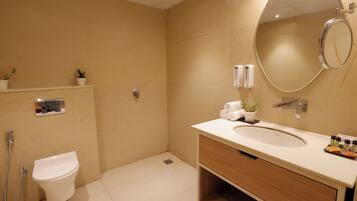 Een douche, pantoffels, handdoeken