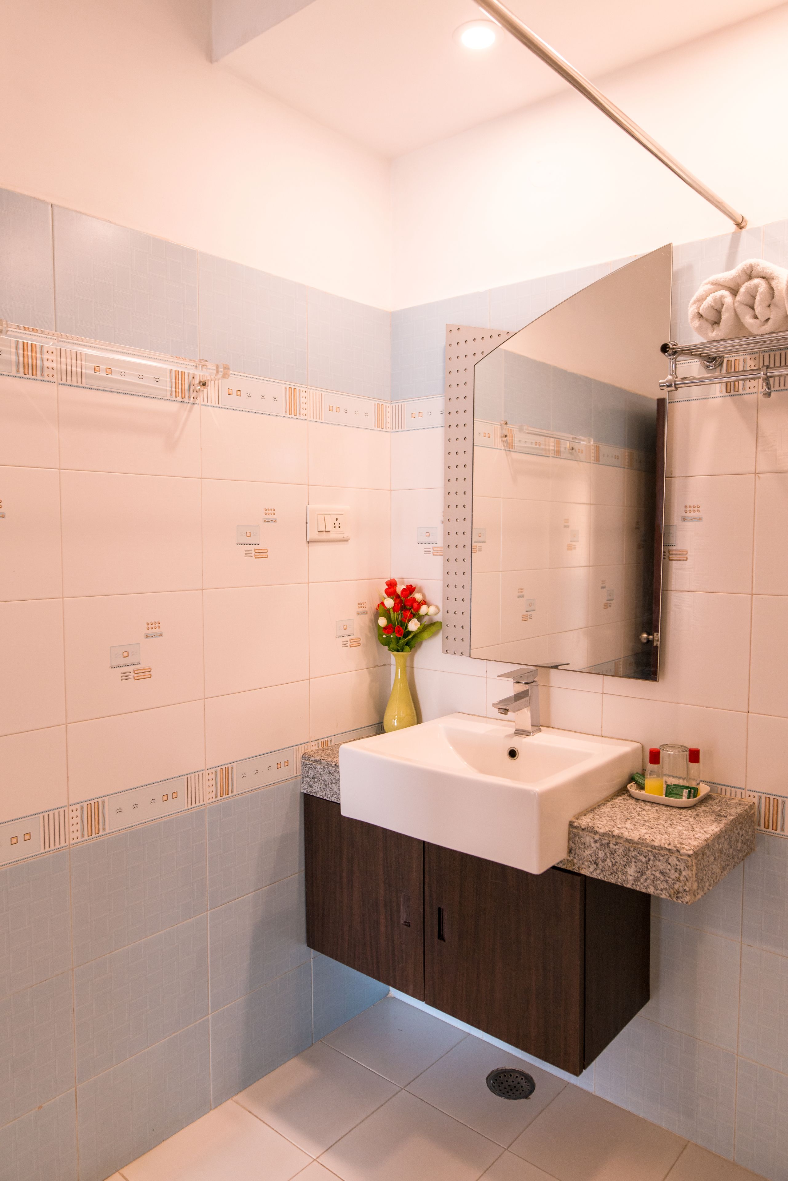 Familie driepersoonskamer | Badkamer | Een diep bad, designer toiletartikelen, een haardroger, pantoffels